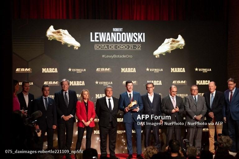 Lewandowski tại buổi lễ trao giải Chiếc giày vàng 2021-2022.  Ảnh: AFP