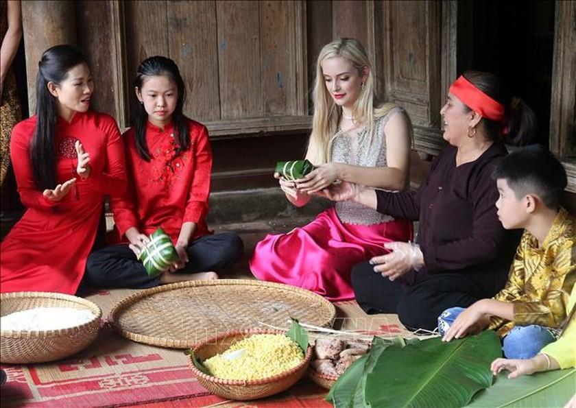 Thí sinh Hoa hậu Du lịch thế giới về miền đất Tổ Việt Nam ảnh 3