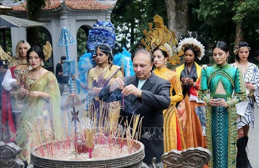 Thí sinh Hoa hậu Du lịch thế giới về miền đất Tổ Việt Nam ảnh 2
