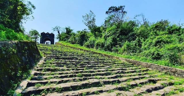 Ngắm đèo Ngang trữ tình ở đời thực, chinh phục ‘cổng trời’ cổ kính trên đỉnh đèo - Ảnh 7.