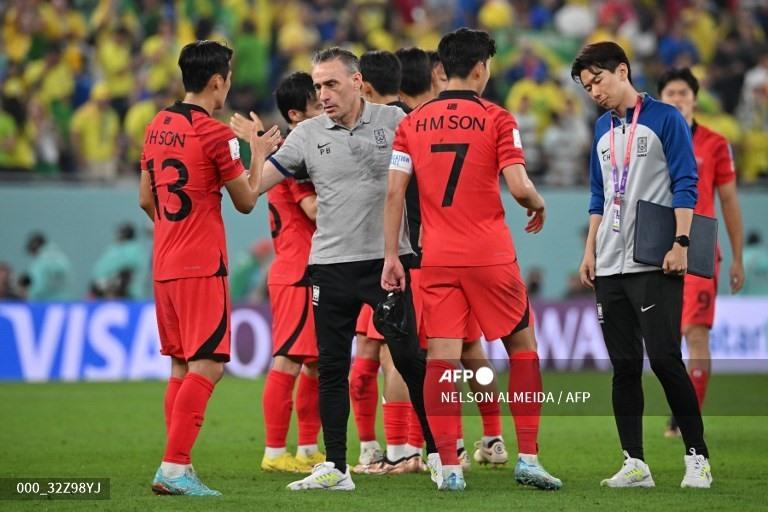 Huấn luyện viên Bento động viên các học trò sau thất bại trước Brazil.  Ảnh: AFP