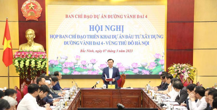 Bí thư Thành ủy Hà Nội Đinh Tiến Dũng - Trưởng Ban chỉ đạo dự án xây dựng đường Vành đai 4- Vùng Thủ đô chủ trì hội nghị.