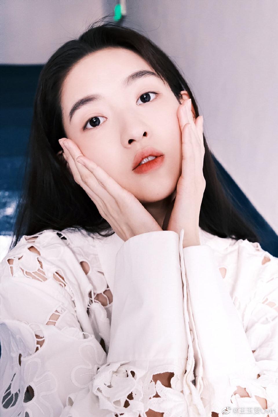 Cô diện đồ đơn giản nhưng tôn dáng. Ảnh: Weibo