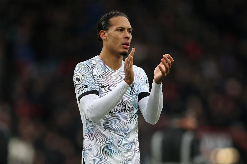 Van Dijk từ lâu đã không còn là điểm tựa vững chắc nhất của Liverpool. Ảnh: AFP