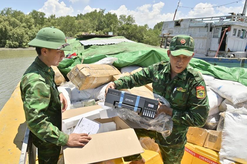 Kiên Giang: Phát hiện thu giữ lô hàng lớn nhập lậu trên tàu vận tải biển  ảnh 1