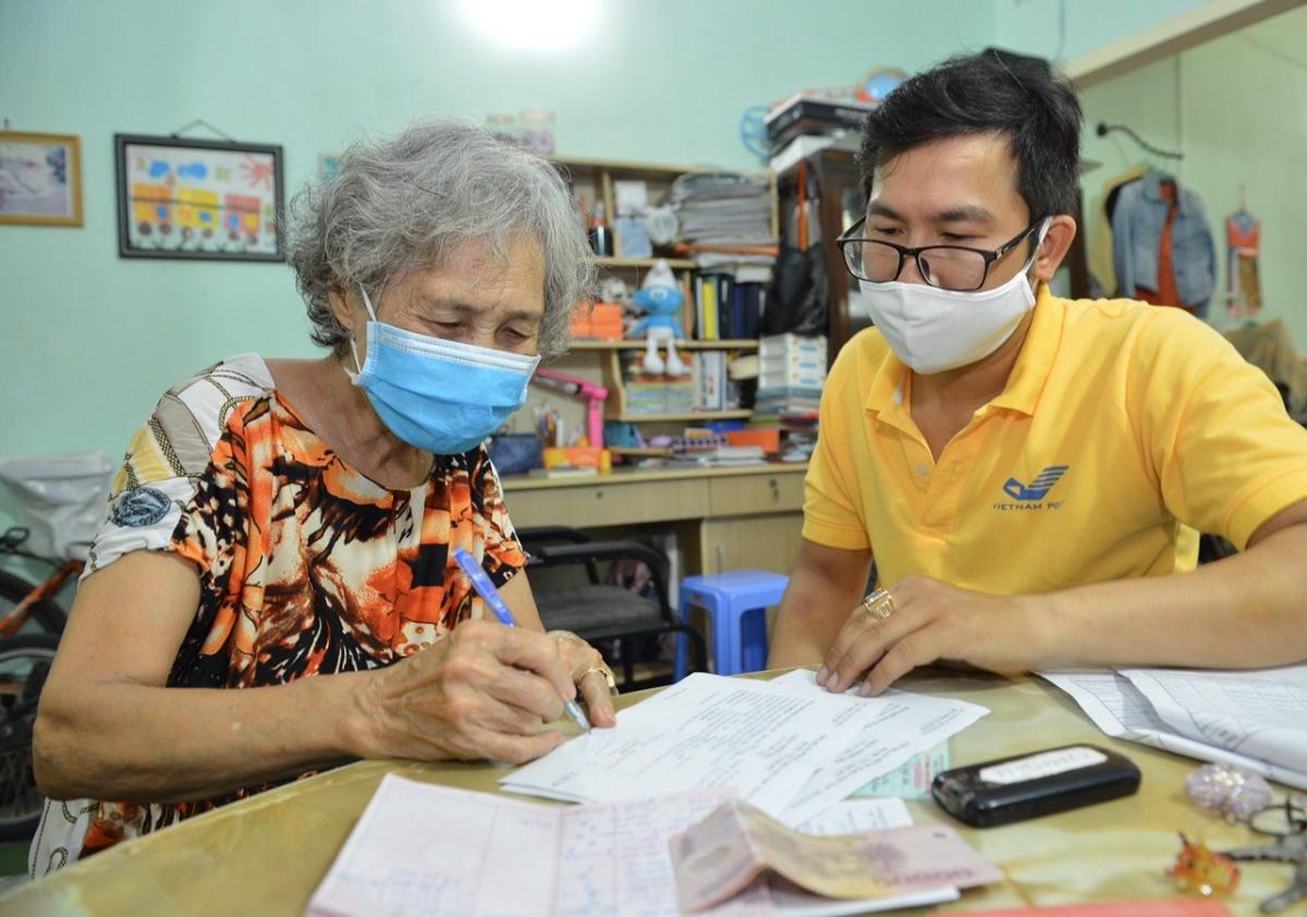 Lương hưu được điều chỉnh định kỳ, đảm bảo cuộc sống người nghỉ hưu - Ảnh 1.