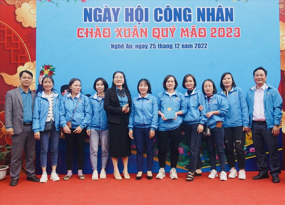 Ban tổ chức trao giải cho các đội giành chiến thắng trong các cuộc thi tổ chức tại ngày sự kiện. Ảnh: Quỳnh Trang