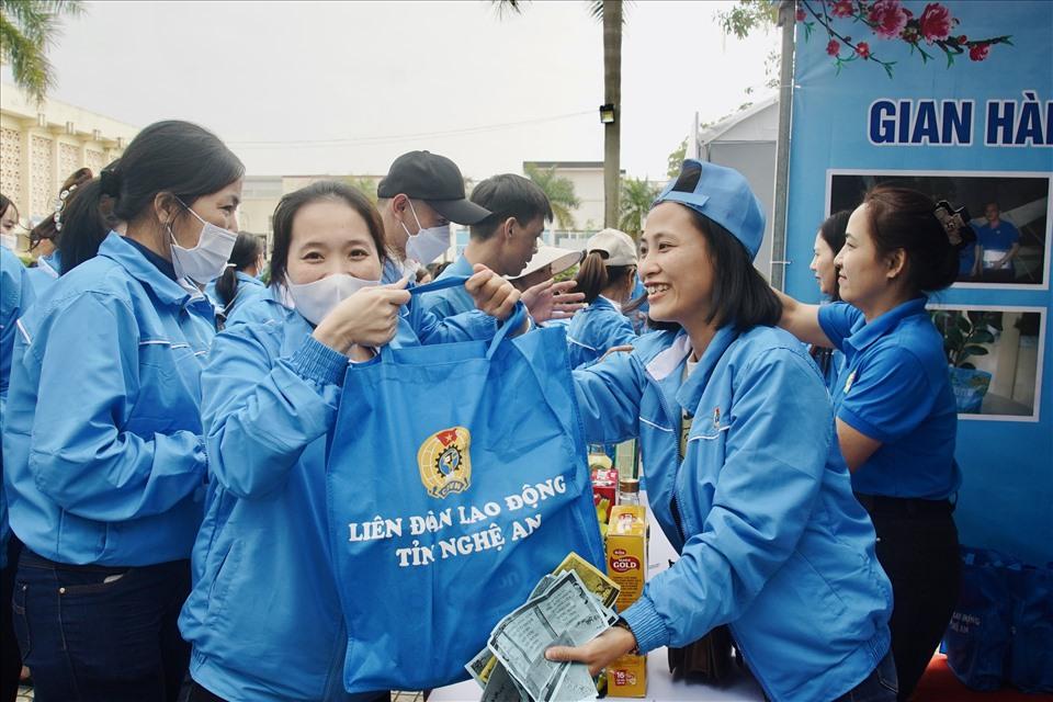 Những túi quà được trao tặng đến tay đoàn viên, người lao động. Ảnh: Quỳnh Trang