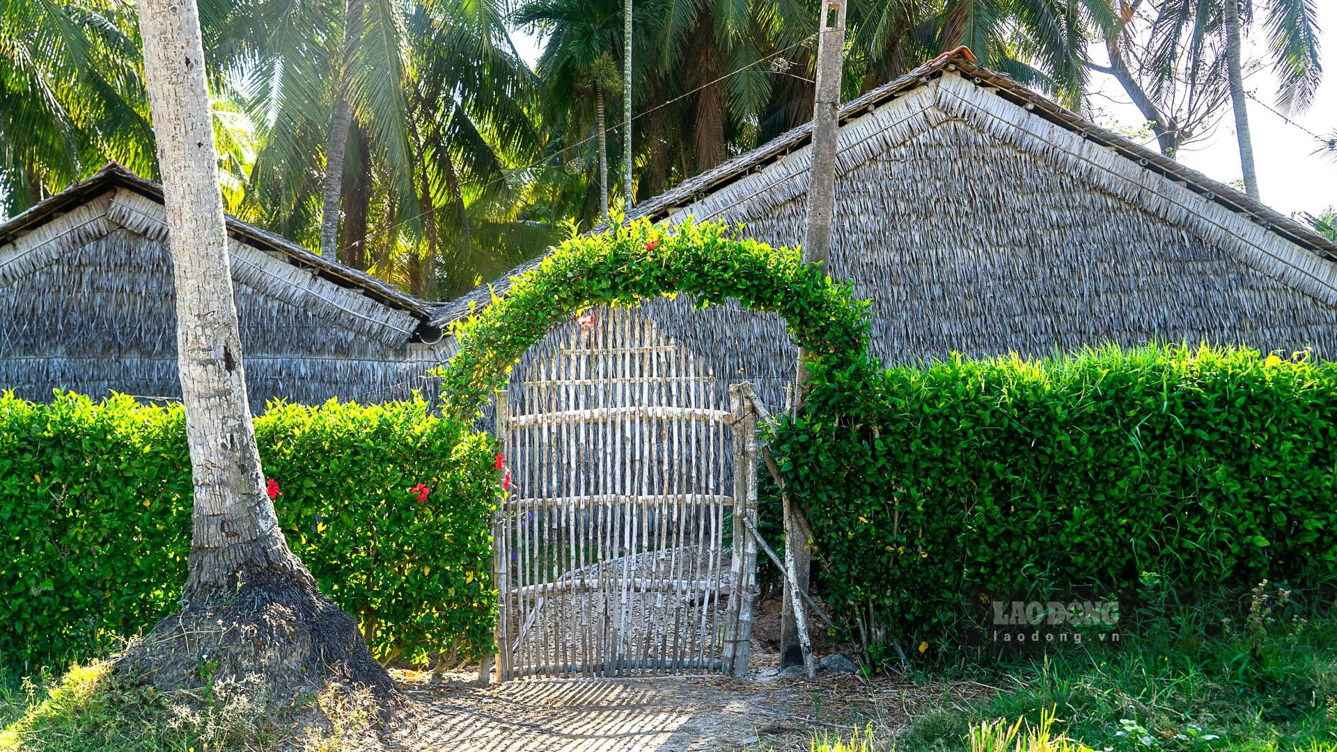 Một chiếc cổng rào duyên dáng từ cây dâm bụt. Ảnh: Phương Anh