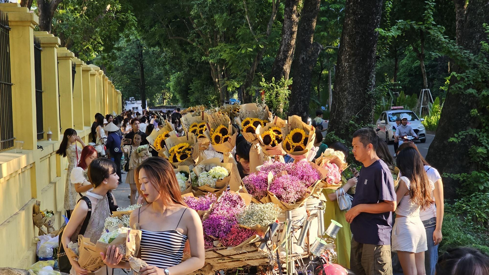 Những ngày này, phố Phan Đình Phùng luôn trong tình trạng nườm nượp người.