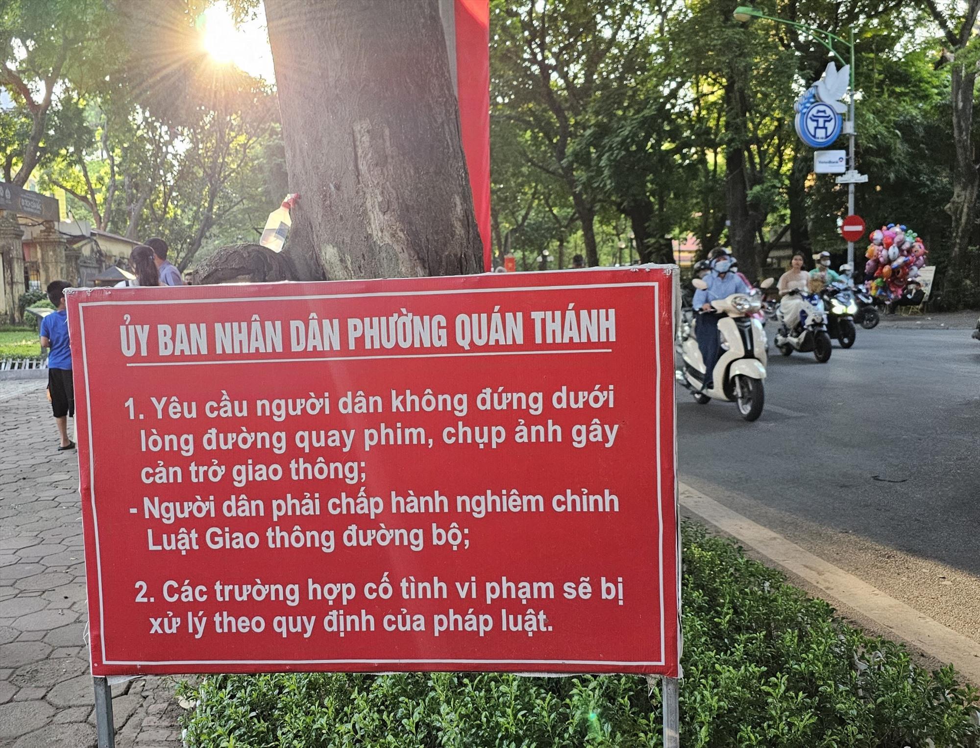 Vì lượng người đổ về đông nên UBND phường Quán Thánh đặt bảng thông báo nhằm nhắc nhở người dân, du khách vui chơi, chụp ảnh nhưng phải tuân thủ an toàn giao thông để bảo vệ bản thân và những người đi đường.