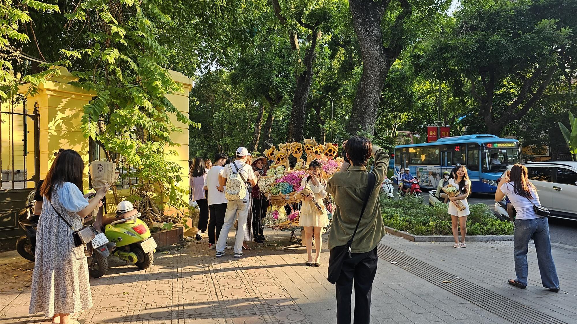 Những ngày này, phố Phan Đình Phùng luôn trong tình trạng nườm nượp người.