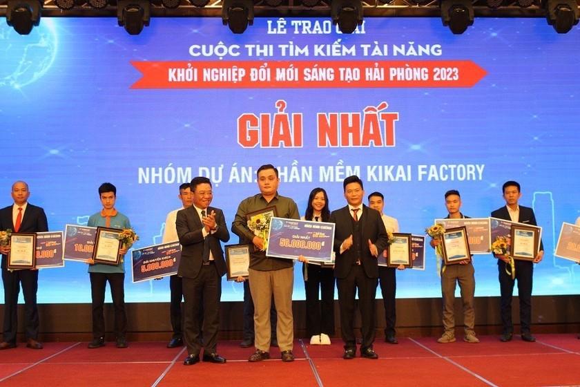 Trao giải thưởng cuộc thi “Tìm kiếm tài năng khởi nghiệp đổi mới sáng tạo Hải Phòng 2023”. ảnh 3