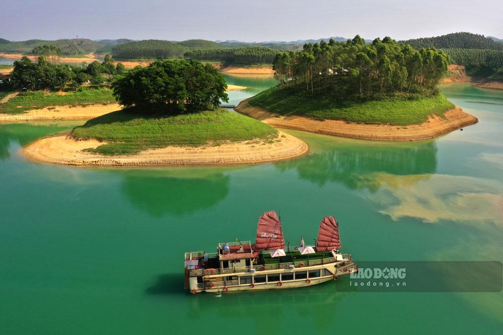 Đứng trên đỉnh núi có thể phóng tầm mắt để ngắm cảnh hồ chìm trong sương với vẻ đẹp lung linh huyền ảo, cảm nhận vẻ đẹp hùng vĩ của thiên nhiên.