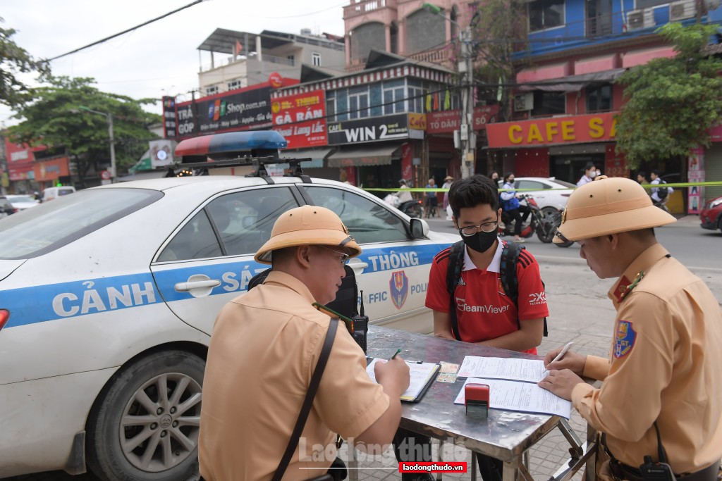 Cảnh sát giao thông xử lý nhiều học sinh không đội mũ bảo hiểm chạy xe lạng lách nguy hiểm