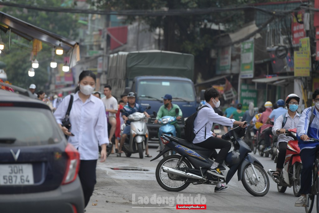 Cảnh sát giao thông xử lý nhiều học sinh không đội mũ bảo hiểm chạy xe lạng lách nguy hiểm