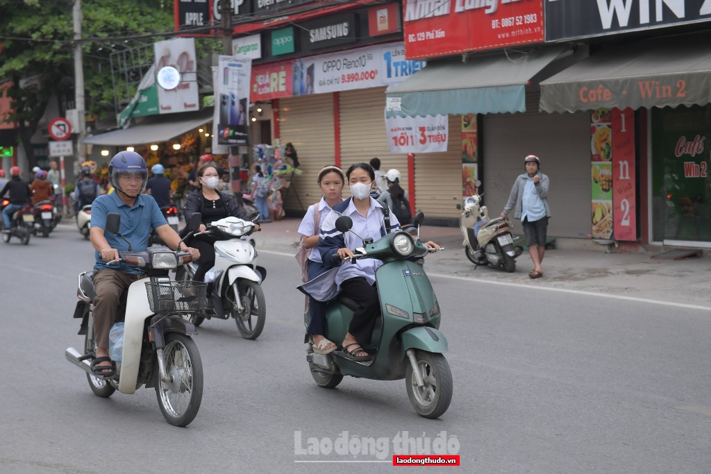 Cảnh sát giao thông xử lý nhiều học sinh không đội mũ bảo hiểm chạy xe lạng lách nguy hiểm