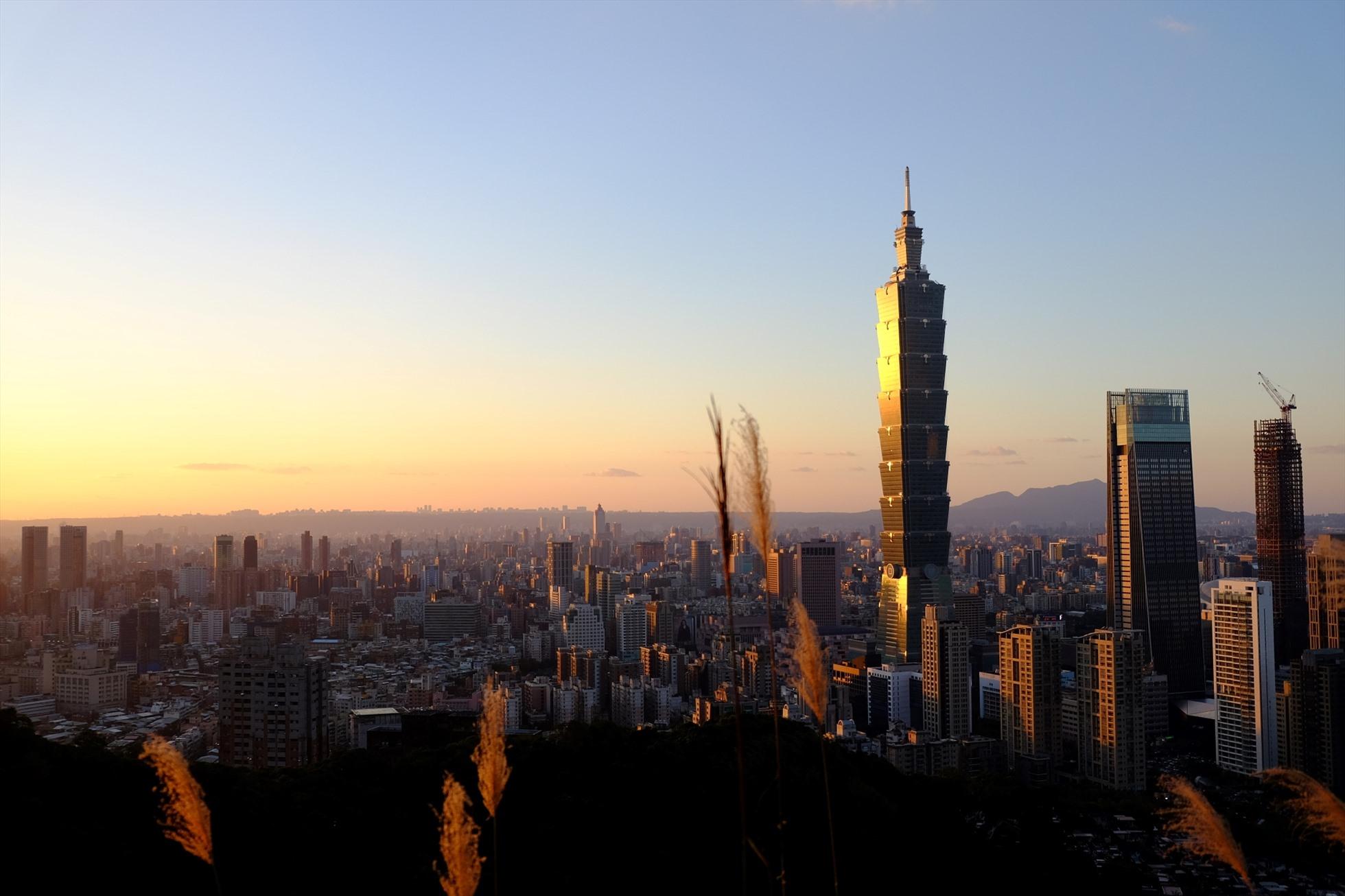 Tháp Taipei 101 trong ánh hoàng hôn đang buông dần. Không chỉ là không gian xanh, nơi tập luyện thể dục thể thao của người dân địa phương, núi Voi còn là điểm check-in của khách du lịch khi tới Đài Bắc vì từ đây có thể ngắm nhìn tòa tháp Taipei 101 rất ấn tượng.