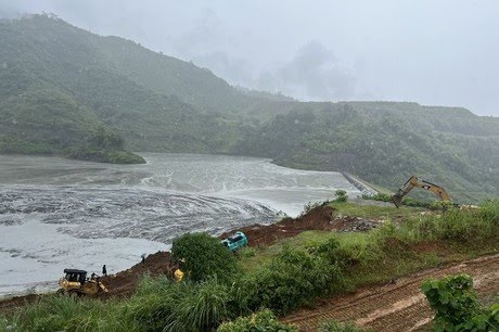 Chủ tịch UBND tỉnh Lào Cai yêu cầu doanh nghiệp tạm thời dừng hoạt động Nhà máy để khắc phục sự cố.