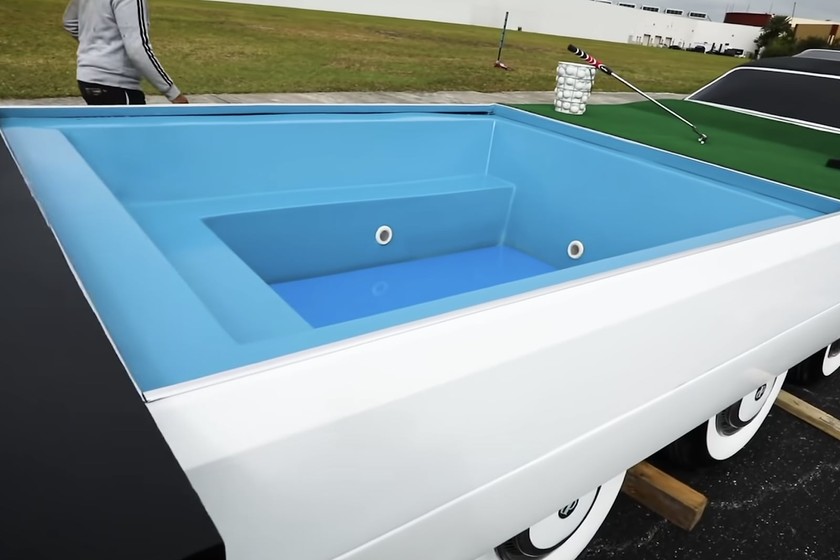 Sân gôn mini và bồn tắm trên xe (Ảnh: Carbuzz)