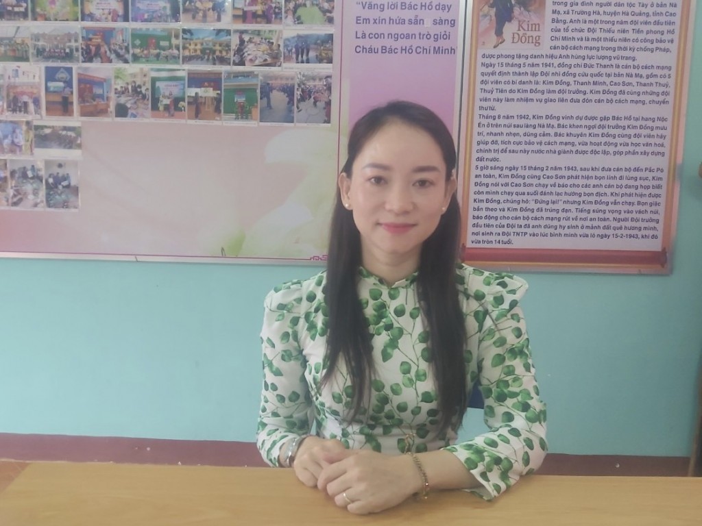 Cô giáo Nguyễn Thị Hạ Lựu, tốt nghiệp trường CĐ Văn hoá Nghệ thuật Đà Nẵng xung phong lên huyện miền núi dạy học (Ảnh Đ.Minh)