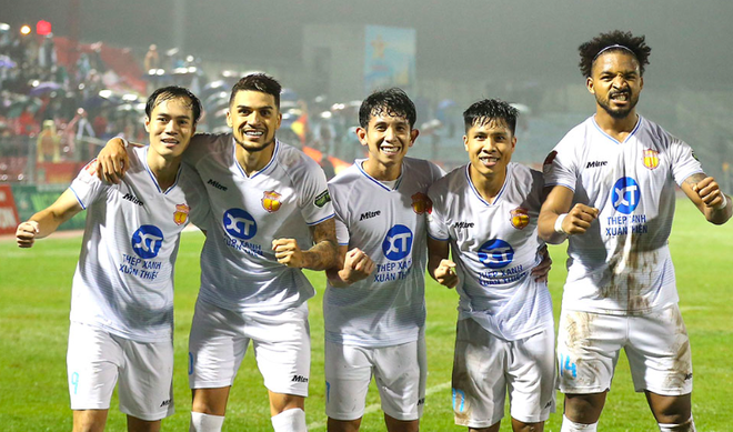 Nam Định FC độc chiếm ngôi đầu V-League khi giành trọn 12 điểm/4 lượt trận