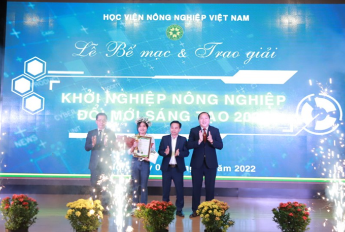 Lãnh đạo Học viện Nông nghiệp Việt Nam trao giải cuộc thi “Khởi nghiệp nông nghiệp Đổi mới sáng tạo năm 2022”