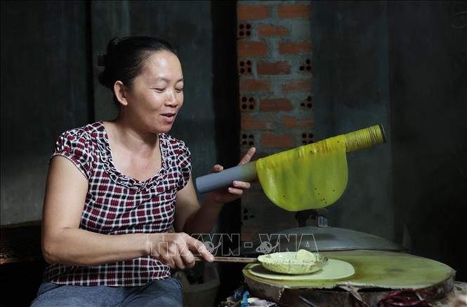 Làng nghề bánh tráng 'chạy' đơn hàng Tết - Ảnh 1.