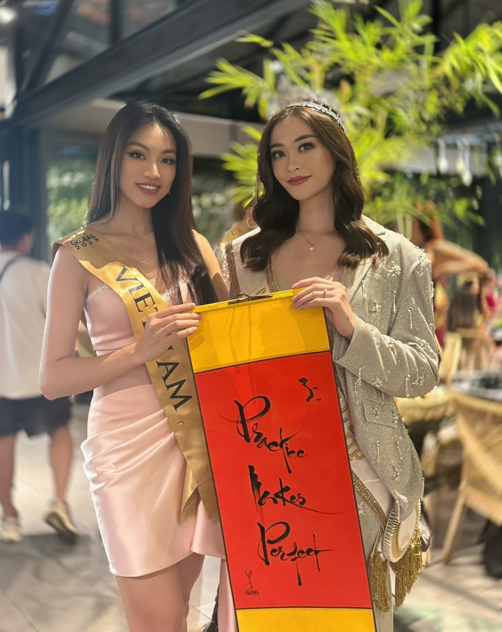 Quà đặc biệt Đoàn Thu Thuỷ tặng thí sinh Miss Global 2023