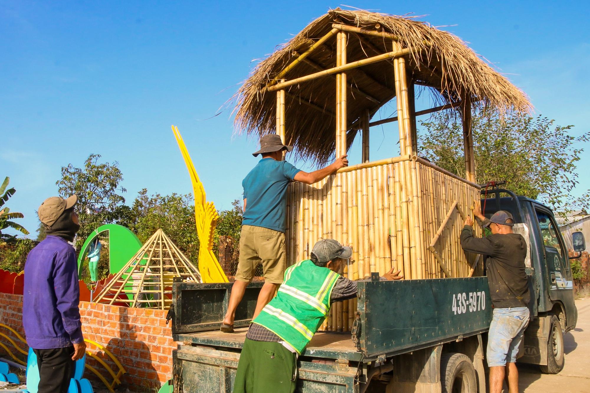 Bên trong xưởng chế tác linh vật rồng "khổng lồ" cho đường hoa Tết ở Đà Nẵng- Ảnh 14.