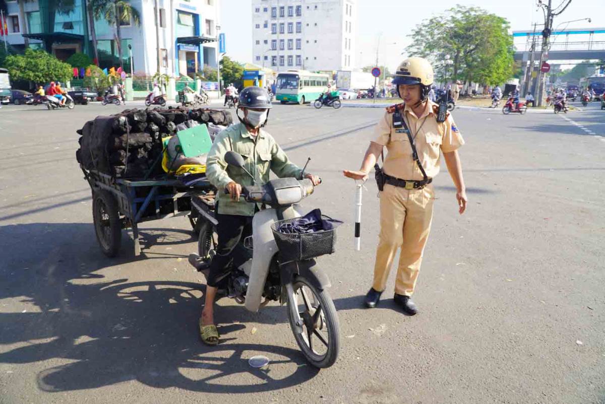 Ngày 24.1, Đội CSGT Bình Triệu, thuộc Phòng CSGT Công an TPHCM (PC08) thực hiện lập chốt kiểm tra xe gắn máy không đảm bảo an toàn kỹ thuật, chở hàng cồng kềnh tại chợ đầu mối Thủ Đức (TP Thủ Đức).