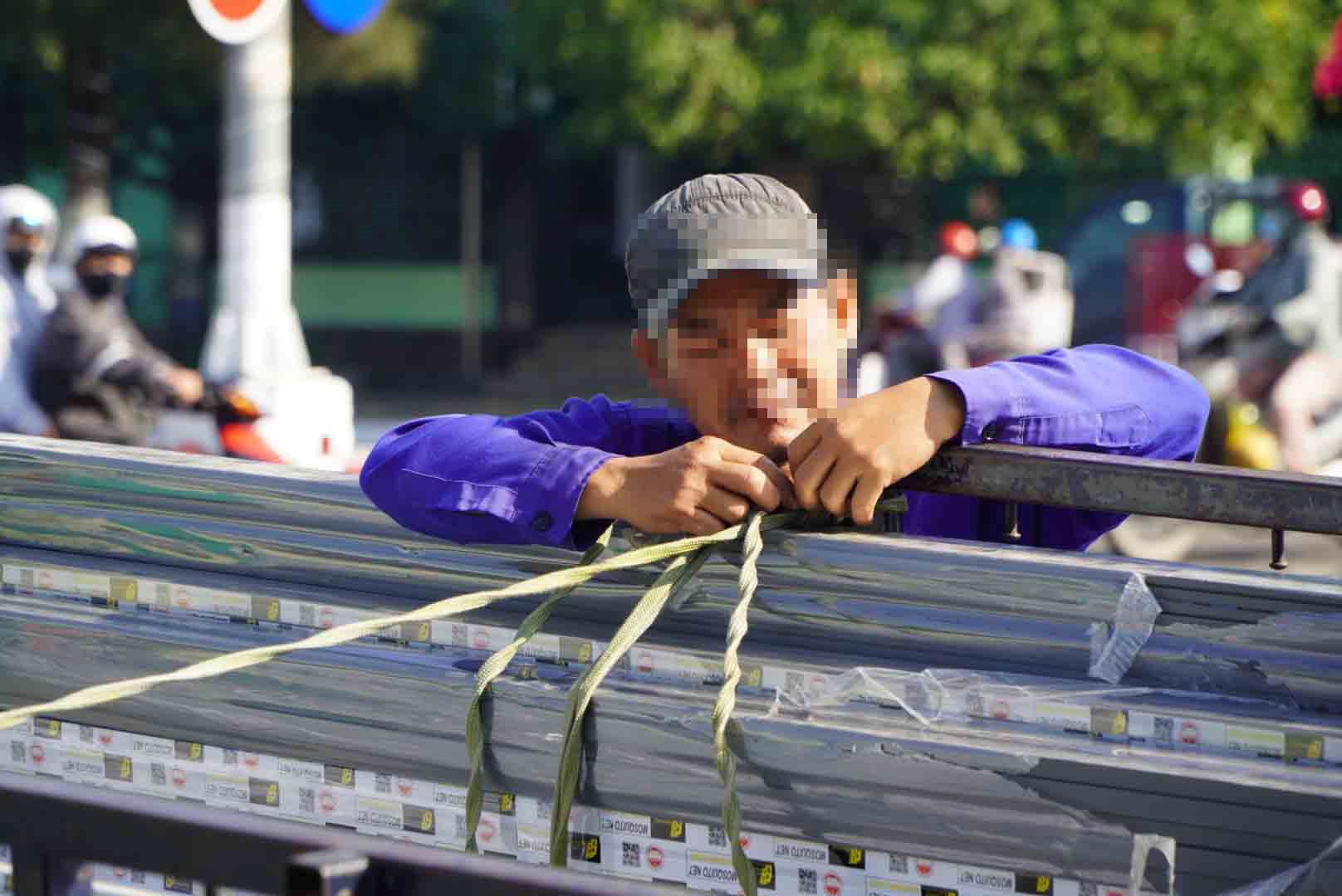 Ông T cho biết, đang trên đường chở số hàng này đi giao cho khách hàng. Ông được thuê chở với giá 300.000 đồng.