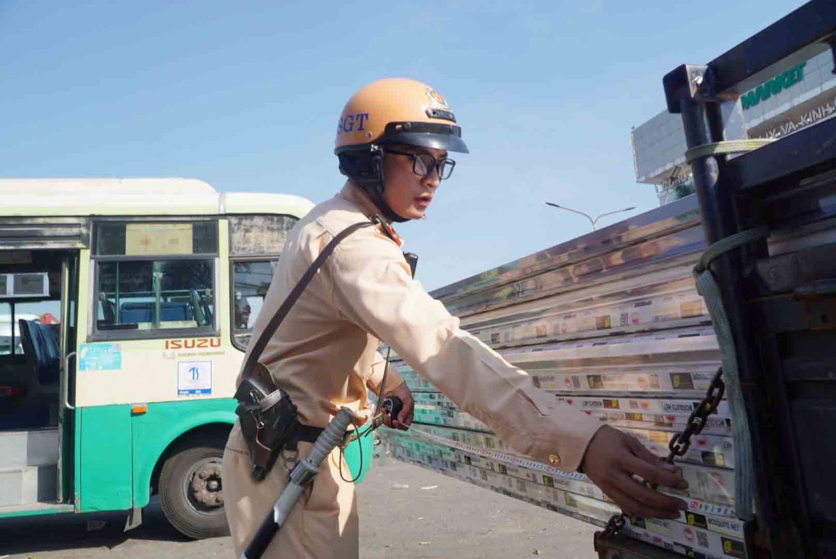 Qua kiểm tra, CSGT xác định ông T đang điều khiển xe chở hàng vượt quá giới hạn quy định nên tiến hành lập biên bản, xử lý theo quy định.