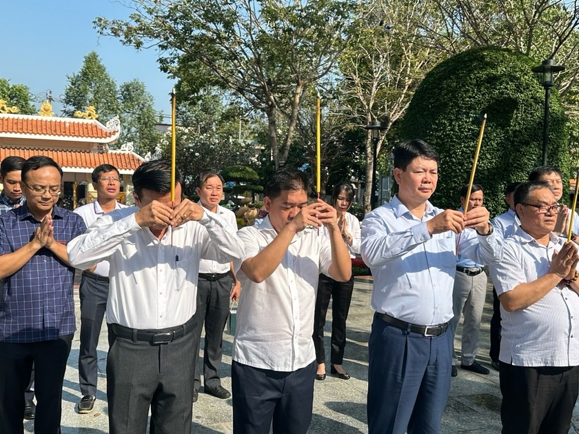 Đồng chí Nguyễn Thanh Tịnh và các đại biểu dâng hương tưởng nhớ Anh hùng liệt sỹ Võ Thị Sáu.