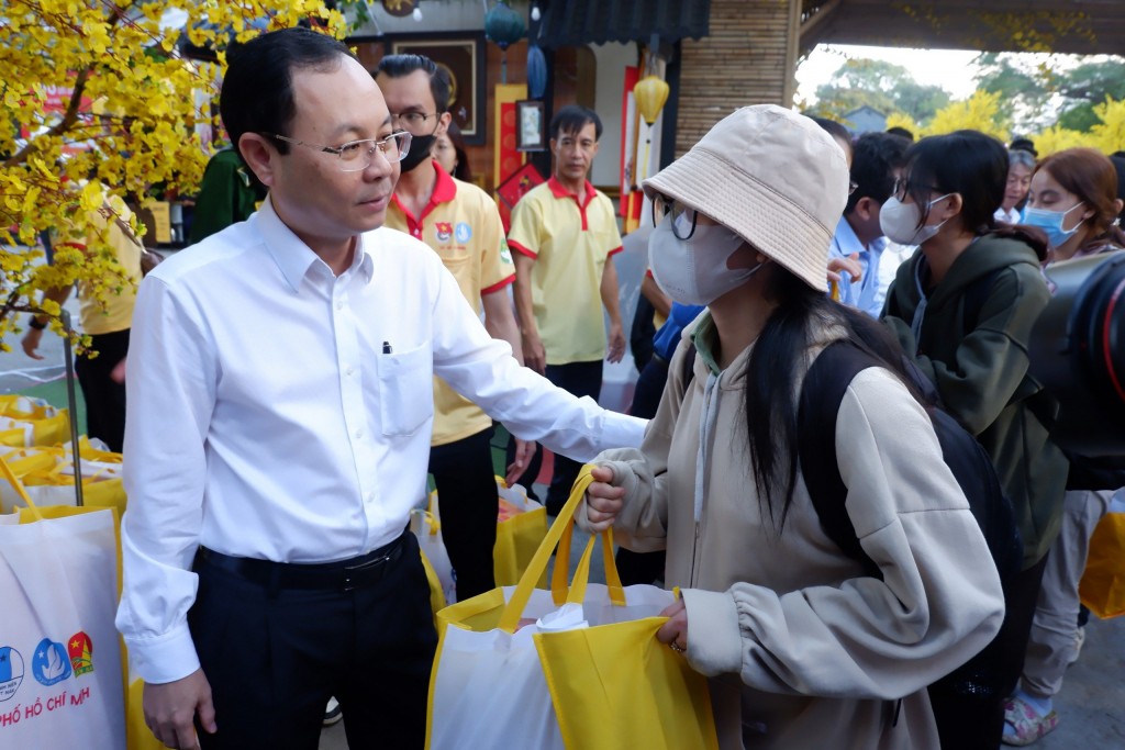 Sự chung tay của toàn xã hội là những tấm lòng thơm thảo giúp nhiều người giám bớt gánh nặng, thêm phần ấm áp trước mùa Xuân