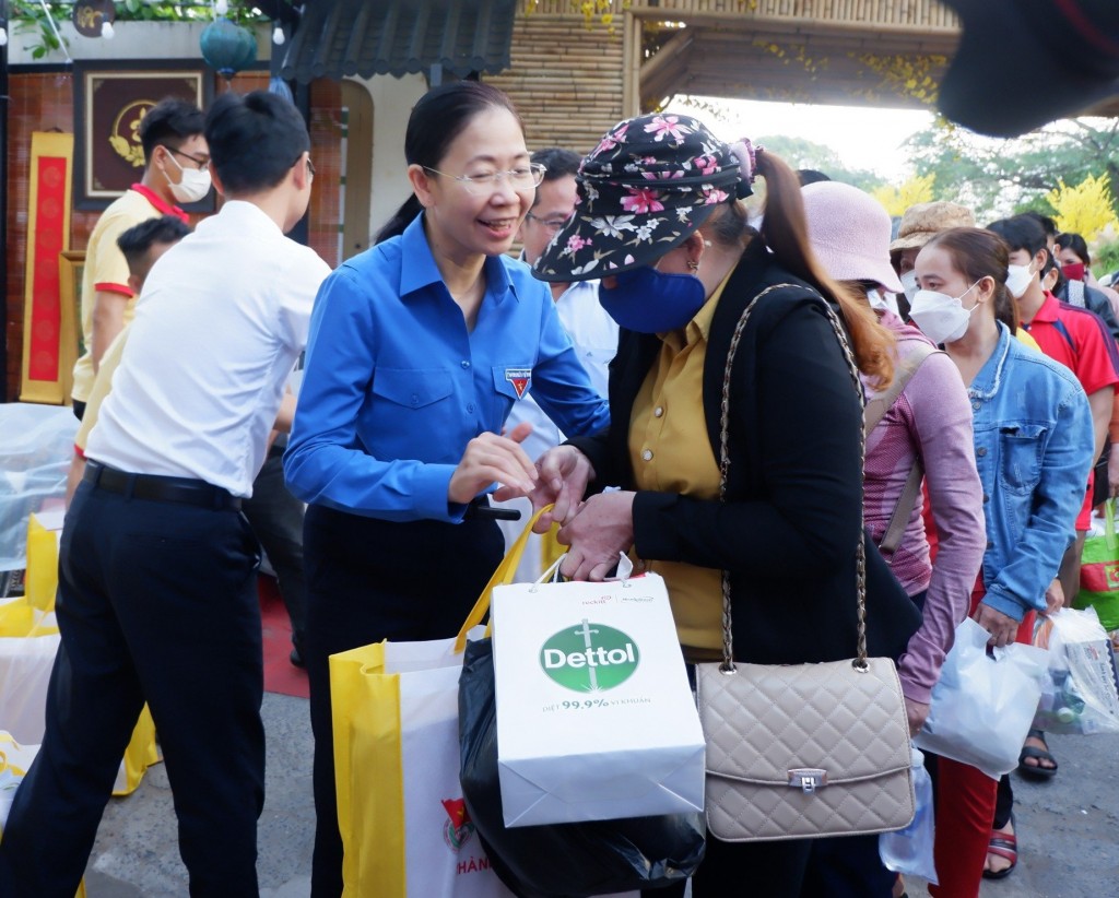 Bí thư Thành đoàn TP Hồ Chí Minh Phan Thị Thanh Phương tặng quà cho thanh niên, người lao động về quê đón Tết