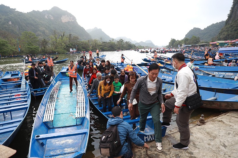 Hàng vạn du khách trảy hội chùa Hương