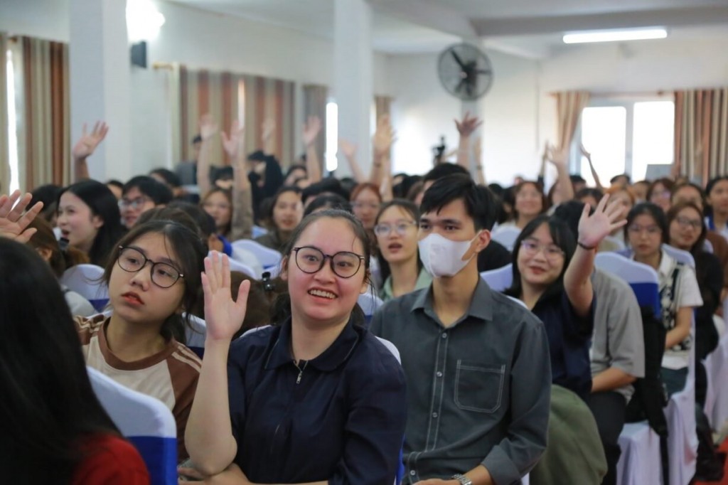 Hàng trăm bạn sinh viên hào hứng giao lưu, chia sẻ