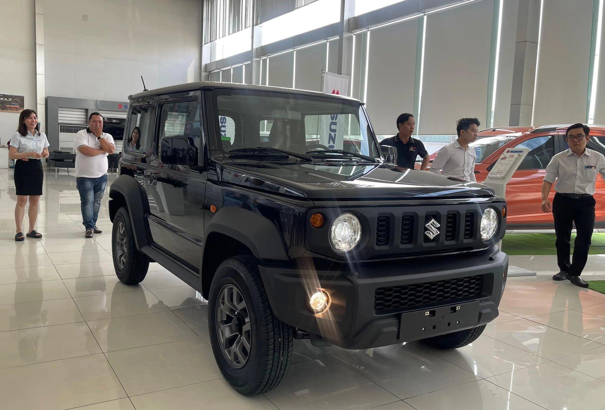 Suzuki Jimny chốt lịch ra mắt tại Việt Nam dù đã có nhiều xe giao khách, đại lý báo giá từ 789 triệu, có bản độ sẵn cho khách thích G 63- Ảnh 4.