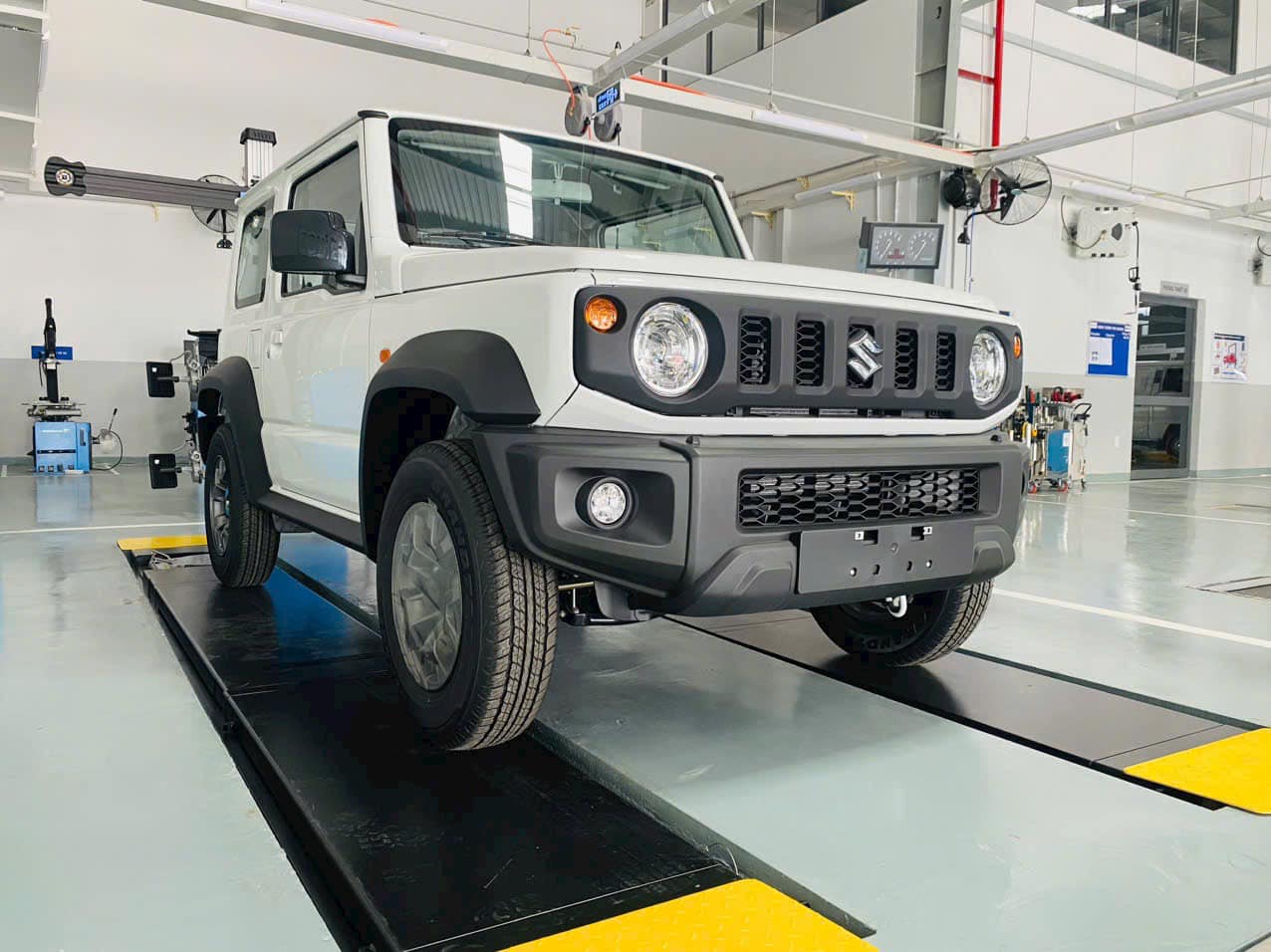 Suzuki Jimny chốt lịch ra mắt tại Việt Nam dù đã có nhiều xe giao khách, đại lý báo giá từ 789 triệu, có bản độ sẵn cho khách thích G 63- Ảnh 5.