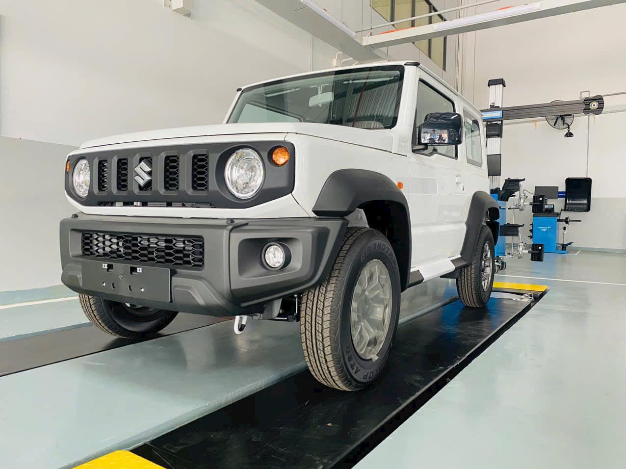 Suzuki Jimny chốt lịch ra mắt tại Việt Nam dù đã có nhiều xe giao khách, đại lý báo giá từ 789 triệu, có bản độ sẵn cho khách thích G 63- Ảnh 1.