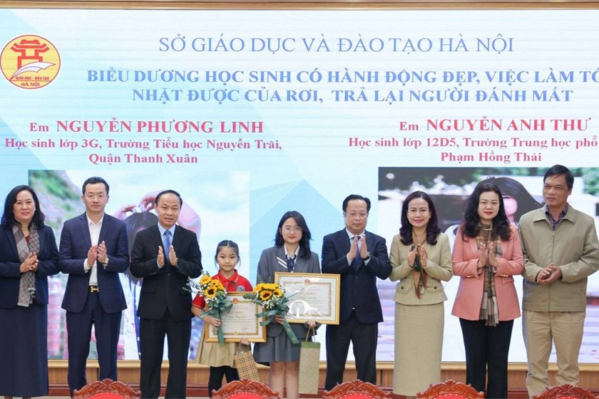 Sở Giáo dục và Đào tạo thành phố Hà Nội biểu dương 2 học sinh đã có hành động đẹp, việc làm tốt. Ảnh: TTXVN