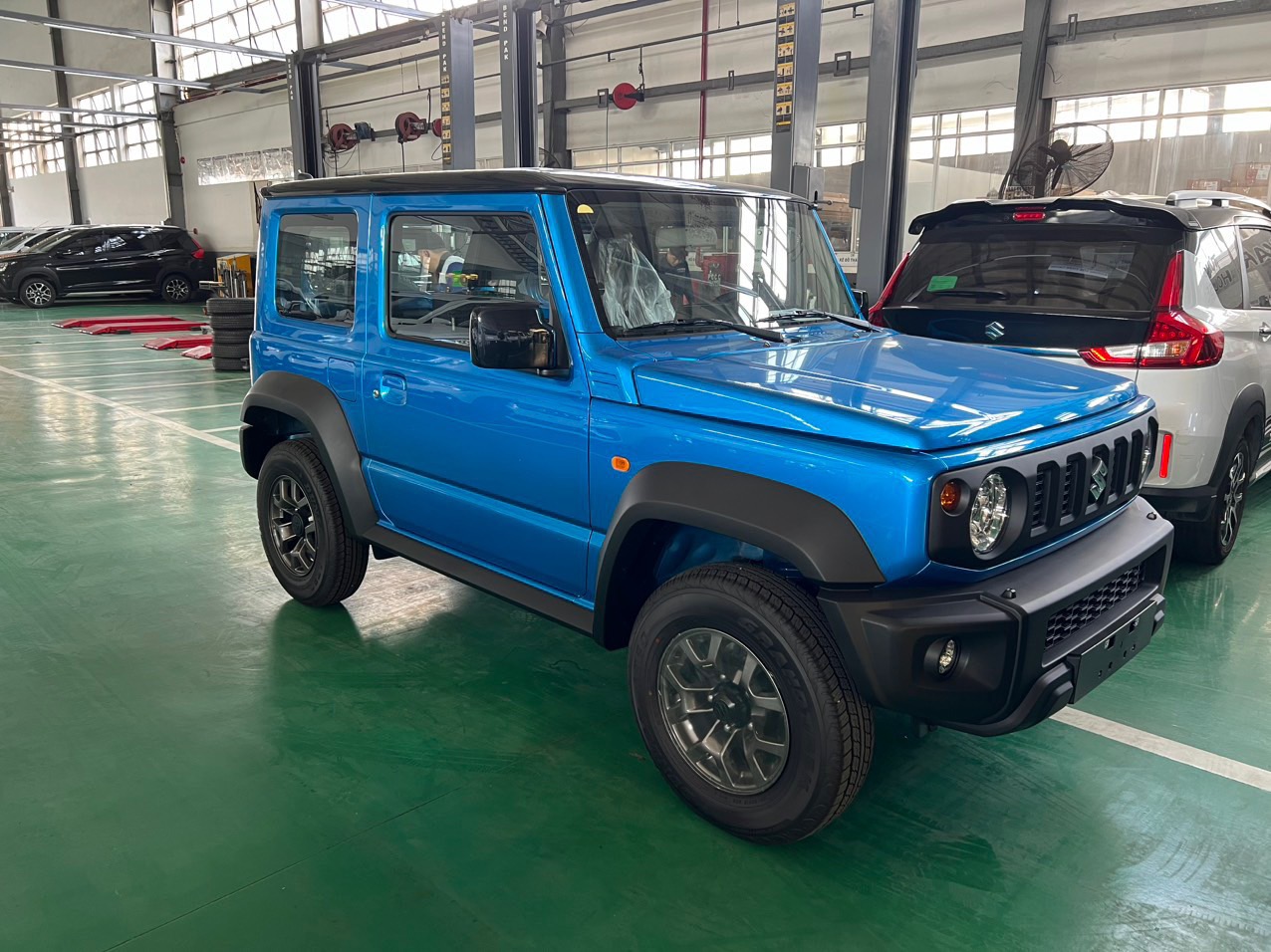 Suzuki Jimny bán 'kèm lạc' lên gần 1 tỷ đồng- Ảnh 2.