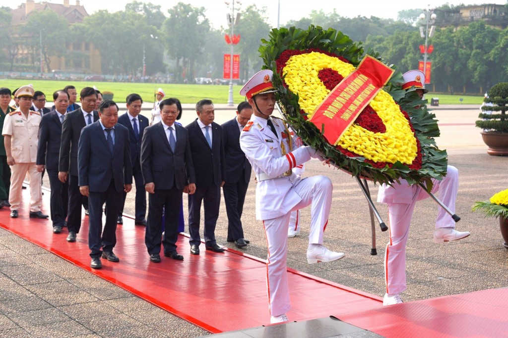 Đoàn đại biểu TP Hà Nội vào Lăng viếng Chủ tịch Hồ Chí Minh