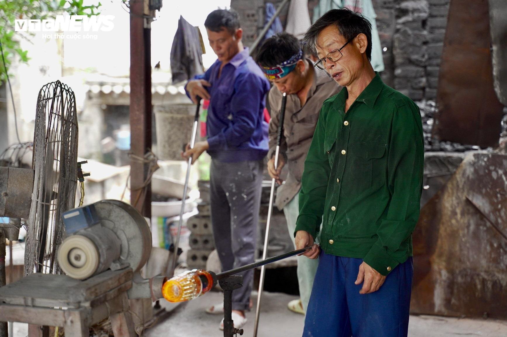 Về làng nghề làm cốc bia hơi ‘cóc gặm’ nổi tiếng Thành Nam- Ảnh 15.