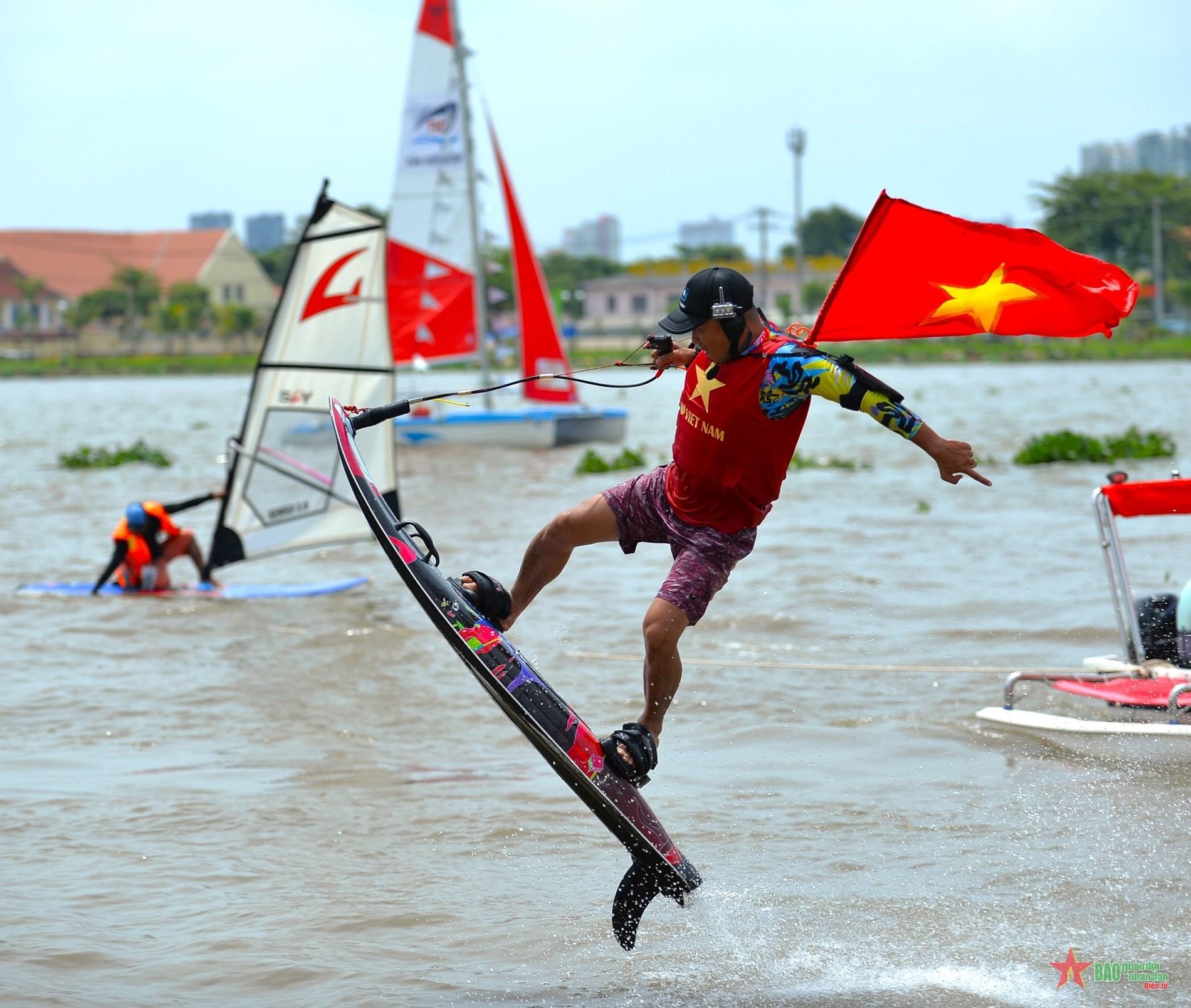 Các nghệ sĩ trình diễn những kỹ thuật đặc sắc, khéo léo trên dòng sông Sài Gòn, từ cầu Ba Son đến Bến Nhà Rồng.