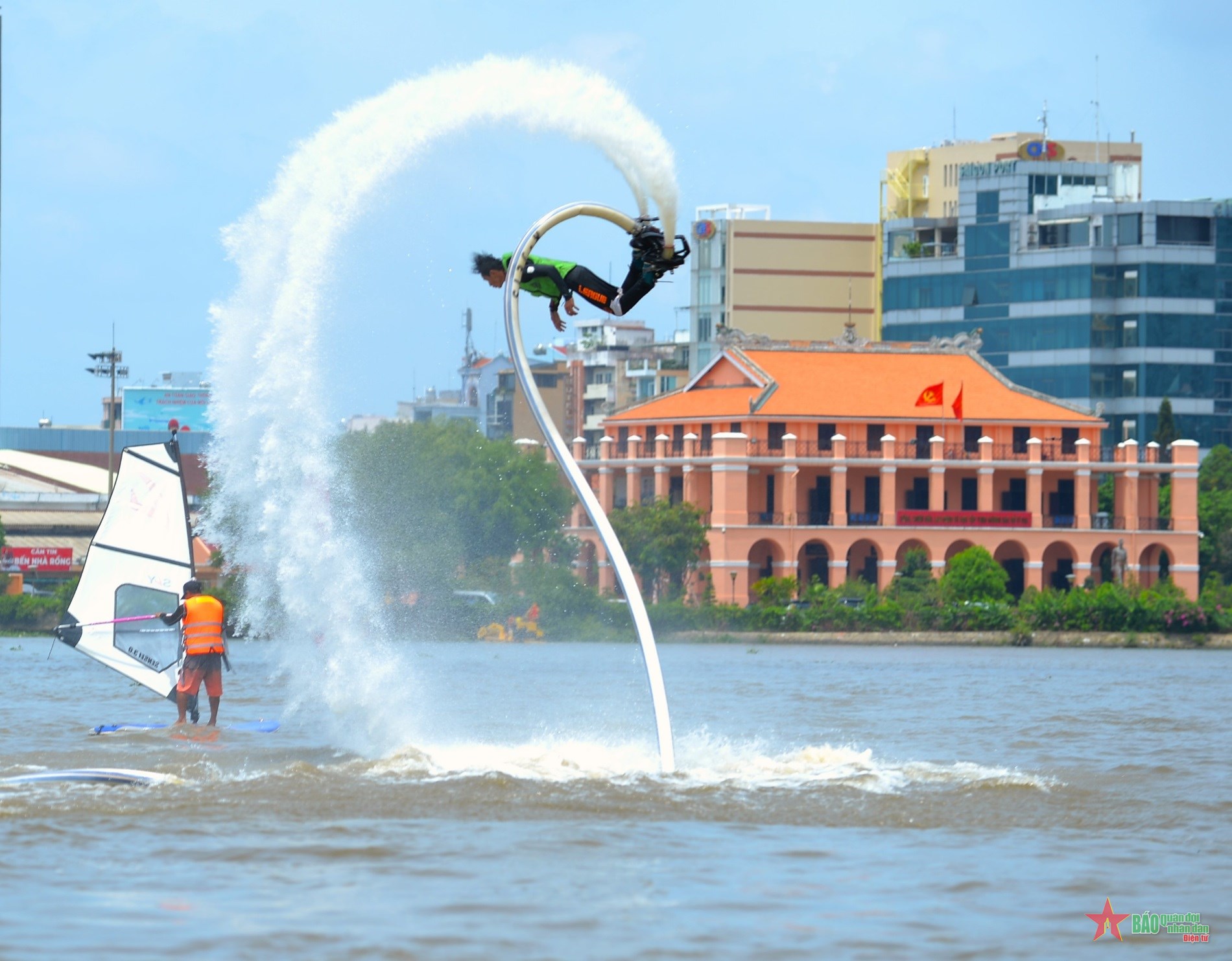 Người dân tại TP Hồ Chí Minh ấn tượng và thích thú với các màn nhào lộn bằng ván phản lực ngay trên sông Sài Gòn.