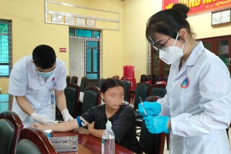 Trung tâm Kiểm soát bệnh tật tỉnh tổ chức lấy mẫu xét nghiệm bệnh nhân. Ảnh: CDC Bắc Kạn