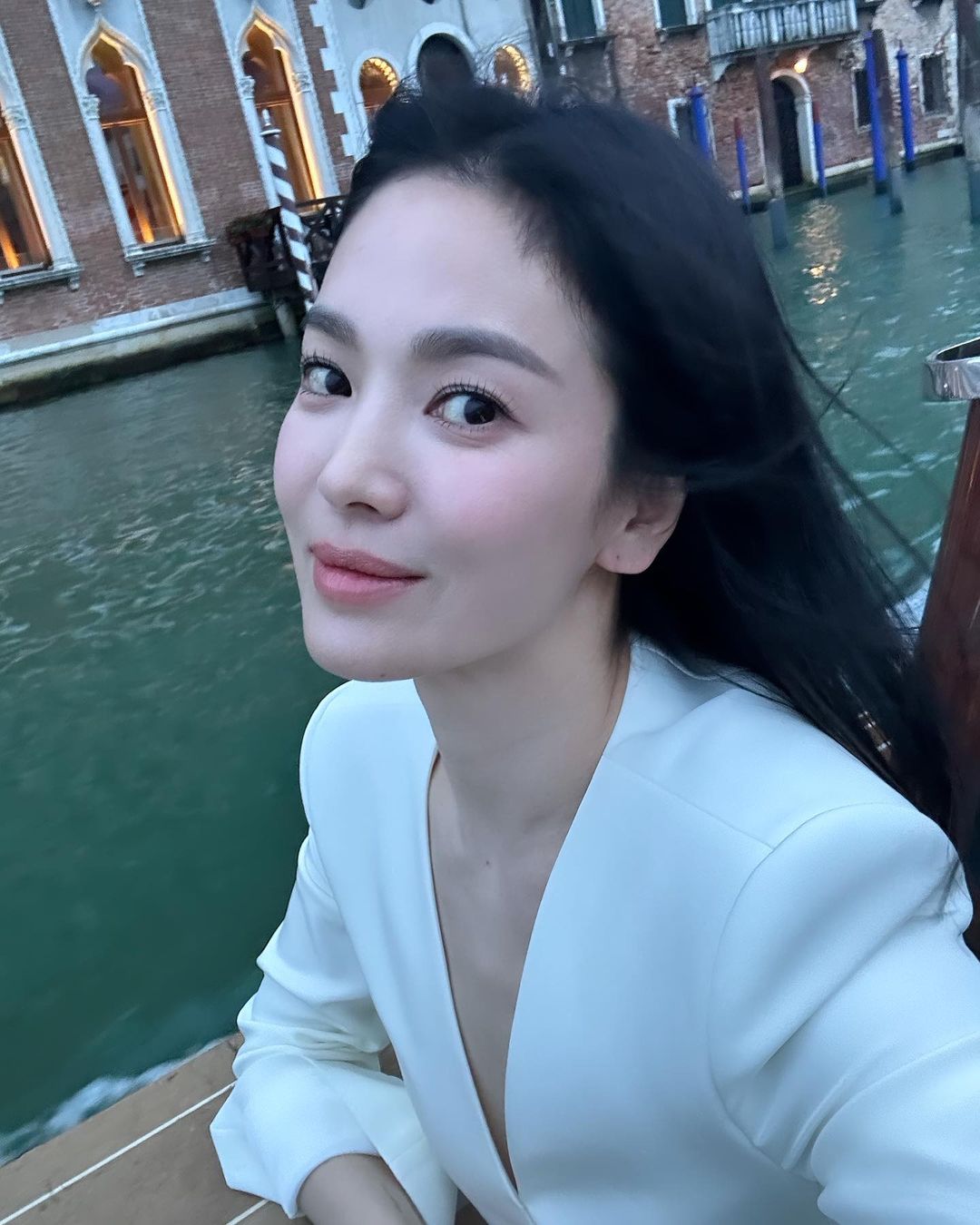 Song Hye Kyo đại náo sự kiện trời Âu: Sexy hút hồn trong chiếc váy đỏ