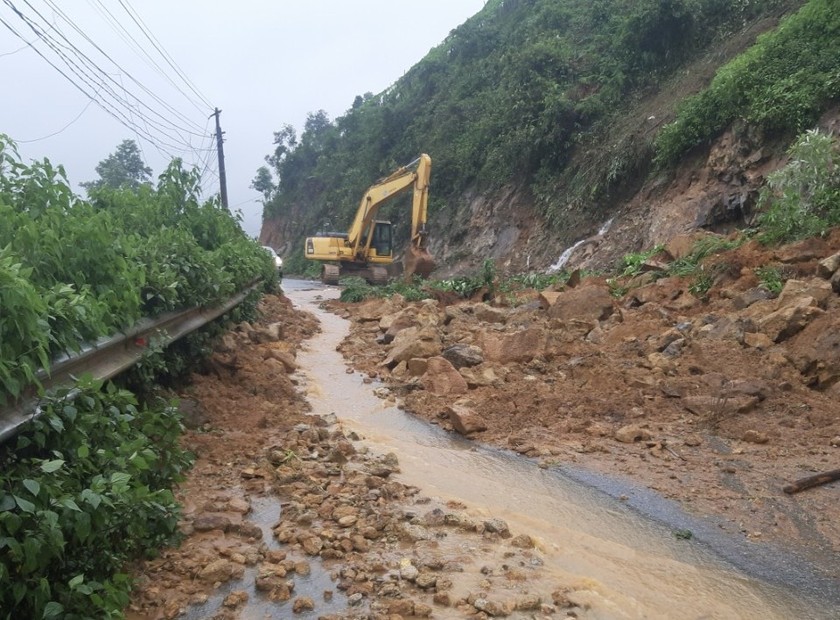 Trên đường tỉnh 159 tại lý trình Km66+650; Km73+700; Km73+800 thuộc thôn Pắc Kẹ, xã Bản Liền, huyện Bắc Hà xuất hiện 03 điểm sạt lở gây tắc đường. Hiện ô tô không lưu thông được, xe máy lưu thông khó khăn.